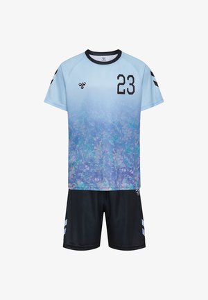 Lyseblå sportstrøje med falmende geometrisk mønster, sort nummer 23, sort krave, sat sammen med sorte shorts med lyseblå chevrons.
