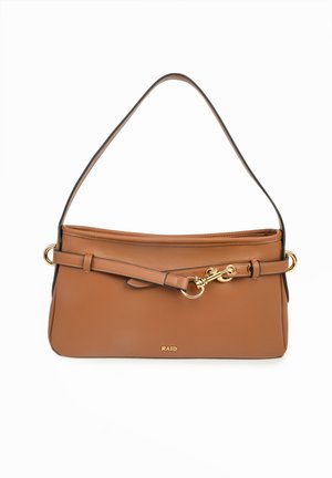 Bolso de hombro de cuero marrón con herrajes dorados, correa ajustable y logo RAID en el centro delantero.