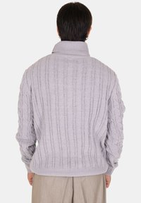 Maglione grigio chiaro a trecce con colletto alto, motivo testurizzato, polsini e orlo a coste. Tessuto a maglia morbido e vestibilità comoda.
