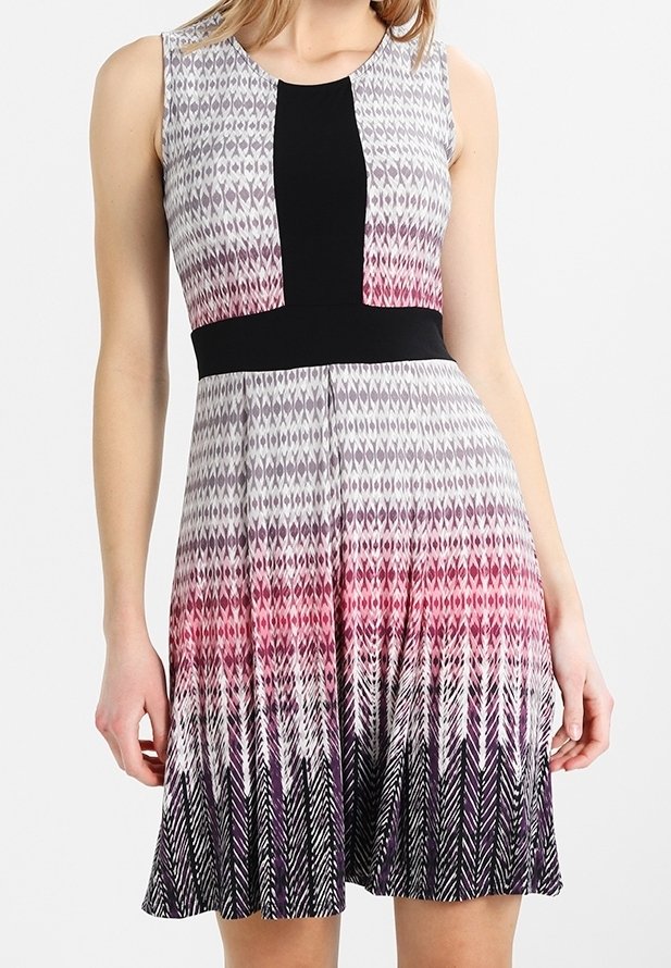 Šaty bez rukávů s černým živůtkem a propracovanou sukní s růžovými, bílými a fialovými vzory, splývavá látka a přiléhavý pas.