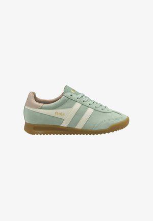 Lichtgroene Gola sneaker van suède met beige accenten, witte zijstrepen, een gumkleurige zool en vetersluiting, zijaanzicht.