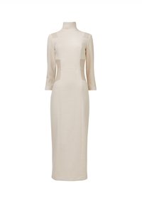 Beige jurk met lange mouwen, hoge kraag en getailleerde lijf. Vloeiende textuur, paneeldetails aan de zijkanten, knie-lengte met een rechte silhouet.