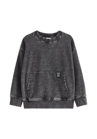 Sweat-shirt gris avec un col arrondi, des manches longues, une poche avant et une étiquette "PLAY ALL DAY" ; texture douce avec des détails légèrement usés.