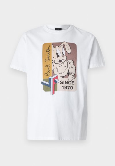 Vit bomullströja med en grafik av en tecknad kanin, "Paul Smith"-text och färgglada geometriska accenter. Rund halsringning och korta ärmar.