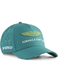 Aston Martin Formel 1 kasket i teal med en gul vinge-logo og hvid tekst. Har perforerede sider og en buet skygge.