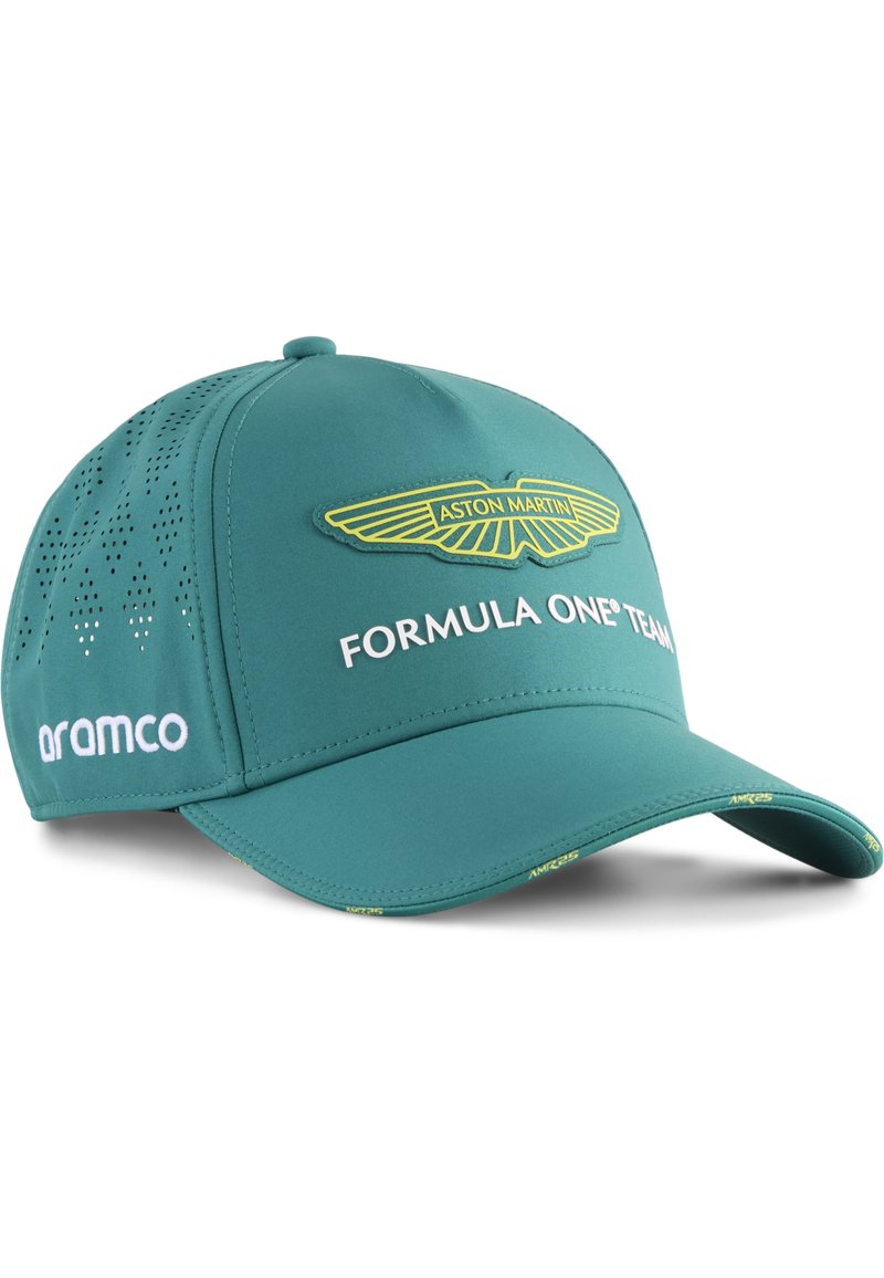 Aston Martin Formel 1 kasket i teal med en gul vinge-logo og hvid tekst. Har perforerede sider og en buet skygge.