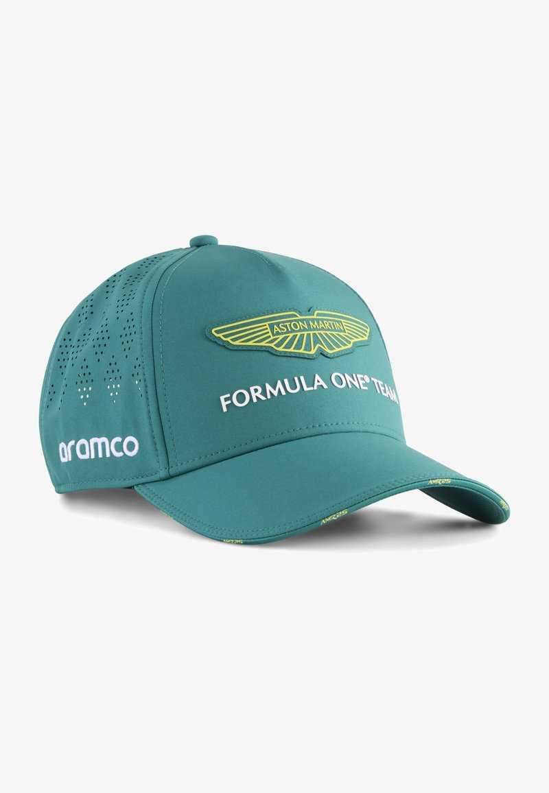 Aston Martin Formel Ett-keps i teal med en gul vinglogotyp och vit text. Har perforerade sidor och en krökt skärm.
