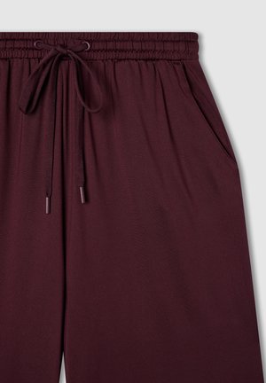 Jogger bordeaux elasticizzati con vita elastica, coulisse regolabile e tasche laterali; texture liscia e tessuto leggero.
