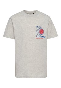 Lichtgrijs katoenen T-shirt met korte mouwen, voorzien van een blauwe afbeelding van een basketbal en een net, en rode tekst met de woorden "DEEL HET SPEL."