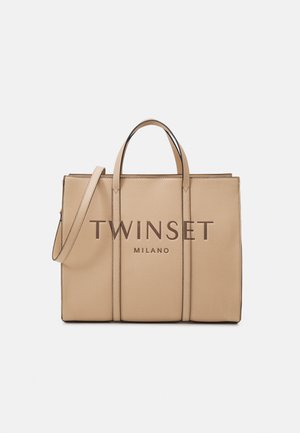 Sac cabas en cuir beige avec logo Twinset Milano, deux poignées supérieures et une bandoulière détachable, forme rectangulaire sur fond blanc.