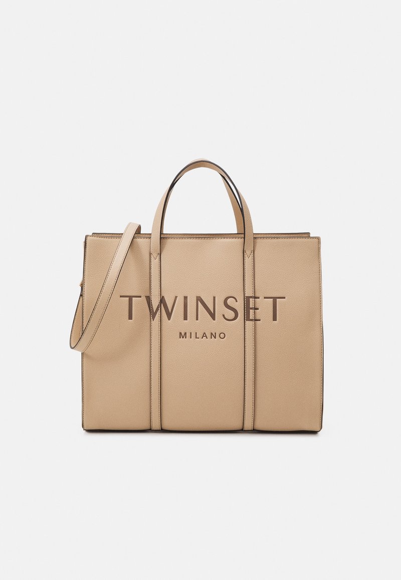 Sac cabas en cuir beige avec logo Twinset Milano, deux poignées supérieures et une bandoulière détachable, forme rectangulaire sur fond blanc.