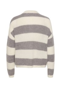 Maglione a righe in grigio chiaro e crema, realizzato in materiale morbido. Presenta un collo rotondo e maniche lunghe, con righe orizzontali sulla schiena.
