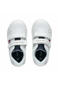Sneaker bianche con due cinturini in Velcro, con un cinturino frontale con logo e un interno nero con la taglia "24" stampata all'interno.