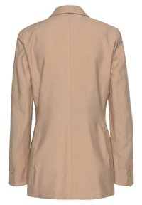 Beżowa, dopasowana marynarka z długimi rękawami, tylnym szwem i guzikami na mankietach, widoczna od tyłu na białym tle.