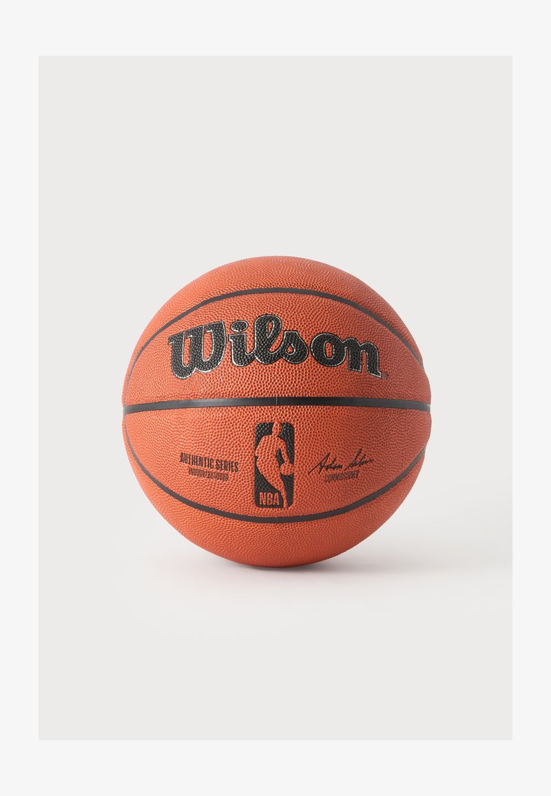 Ballon de basketball officiel orange Wilson NBA avec logo noir et signature sur un fond blanc uni.