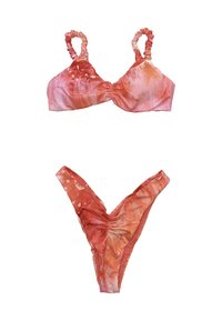 Set di costumi da bagno a due pezzi con un motivo marezzato in rosa e arancione, realizzato in un tessuto morbido. Il top presenta un design arricciato con spalline regolabili.