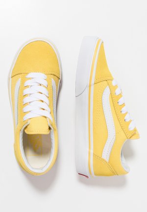 Par gule og hvide lavtop-sneakers med hvide snørebånd vist fra top- og sidevisninger på en hvid baggrund.