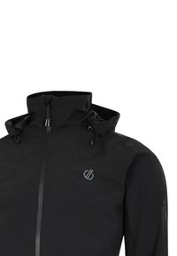 Giacca esterna nera con colletto alto, cappuccio regolabile e zip frontale, con un logo sul petto e una superficie liscia e impermeabile.