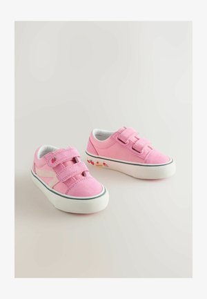 Sneakers rosa con finitura in suede testurizzato, doppie cinghie in Velcro e suola in gomma bianca con grafiche colorate di cupcake e frutta.