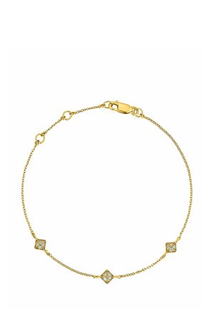 Pulsera de cadena de oro con tres acentos en forma de diamante con piedras claras, alternados con eslabones en un delicado diseño retorcido.