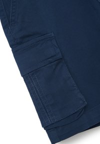 Pantalones cargo de algodón en color navy que presentan un bolsillo lateral con solapa, costuras dobles y una textura suave, adecuados para un uso casual.