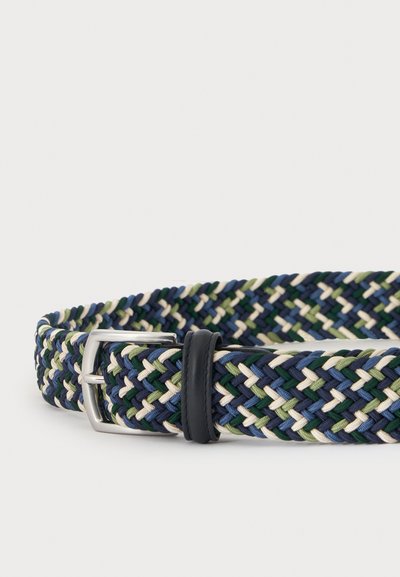 Ceinture en tissu tressé bleu marine, vert, beige clair avec boucle argentée et passant en cuir noir sur fond blanc.