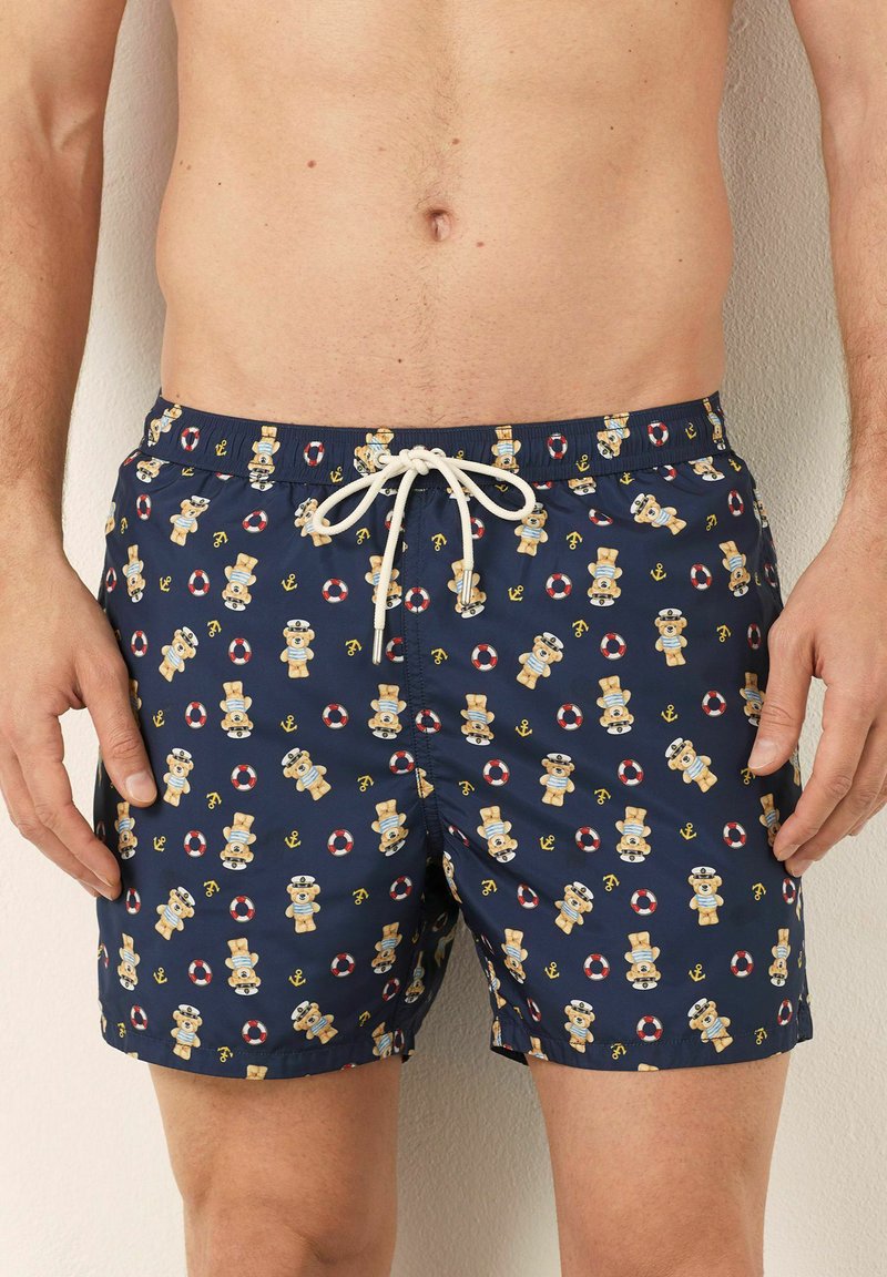 Bañador de marinero con estampados de ositos de peluche, boyas de salvamento y anclas; cuenta con una cinturilla elástica y detalle de cordón, tejido ligero.