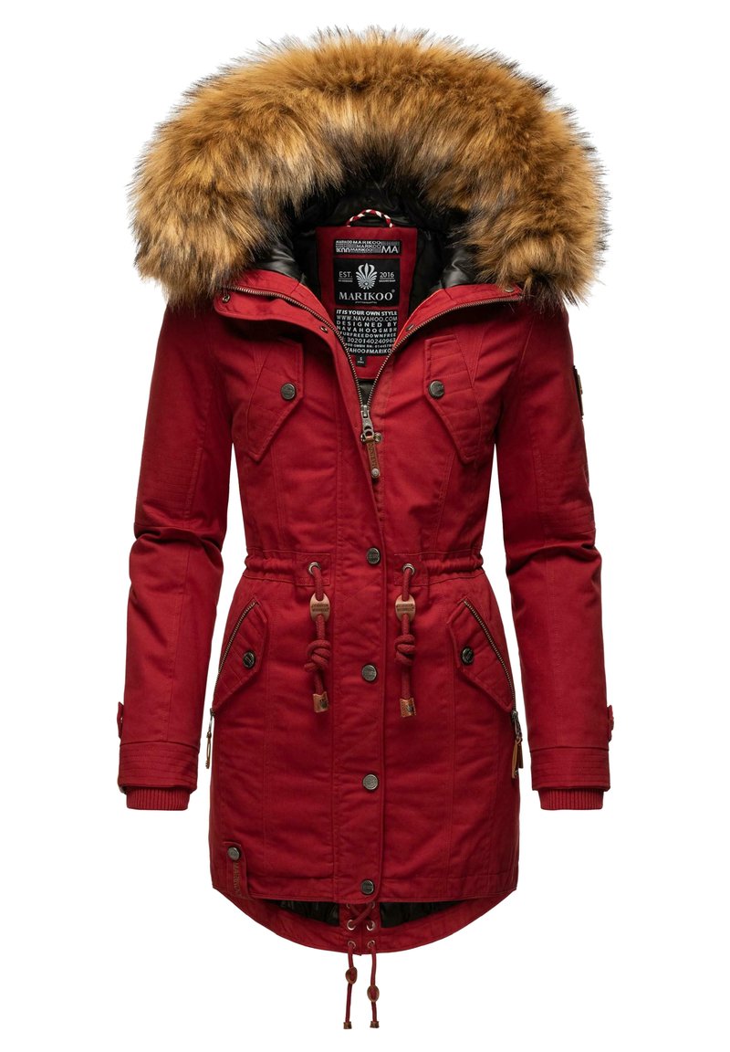 Röd parka-jacka med en pälsfodrad huva, med framzipper, dragsko i midjan och flera framfickor med knäppning.
