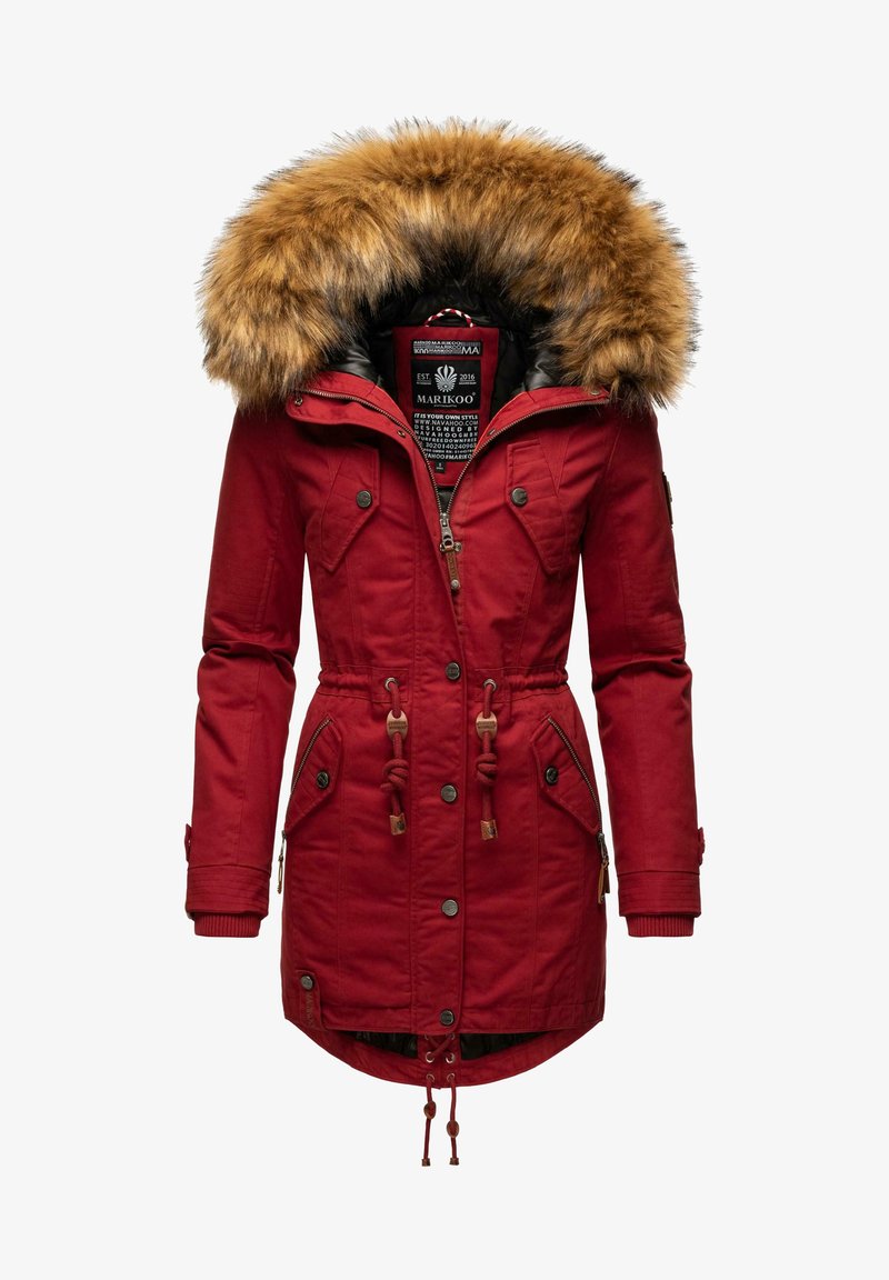 Sarkans parka jaka ar kažokā ietītu kapuci, priekšā ar rāvējslēdzēju, regulējamu jostasvietu un vairākiem priekšējiem kabatām ar pogu aizdari.