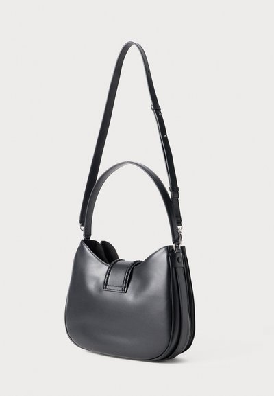Borsa a tracolla in pelle nera con una silhouette arcuata, tracolla regolabile e dettagli di cucitura discreti. Texture liscia e hardware minimale.