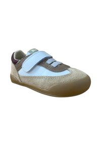 Zapato de ante marrón y cuero azul claro con tira de Velcro, suela de goma y cordones grises detallados con acentos de costura.
