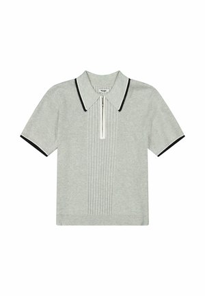 Polo gris de manga corta con cierre de cremallera, presenta textura acanalada y ribete negro a contraste en el cuello y las mangas.