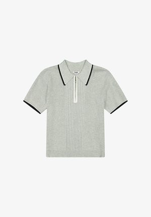 Polo gris de manga corta con cierre de cremallera, presenta textura acanalada y ribete negro a contraste en el cuello y las mangas.