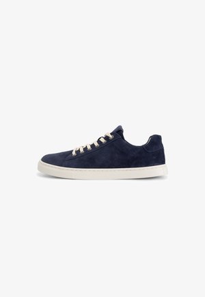 Navyblauwe suède lage sneaker met witte veters en een witte rubberen zool, zijaanzicht op een witte achtergrond.