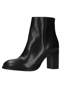 Bottine en cuir noir avec un bout arrondi, une texture lisse et un talon épais. Présente des coutures minimales et un design élégant.