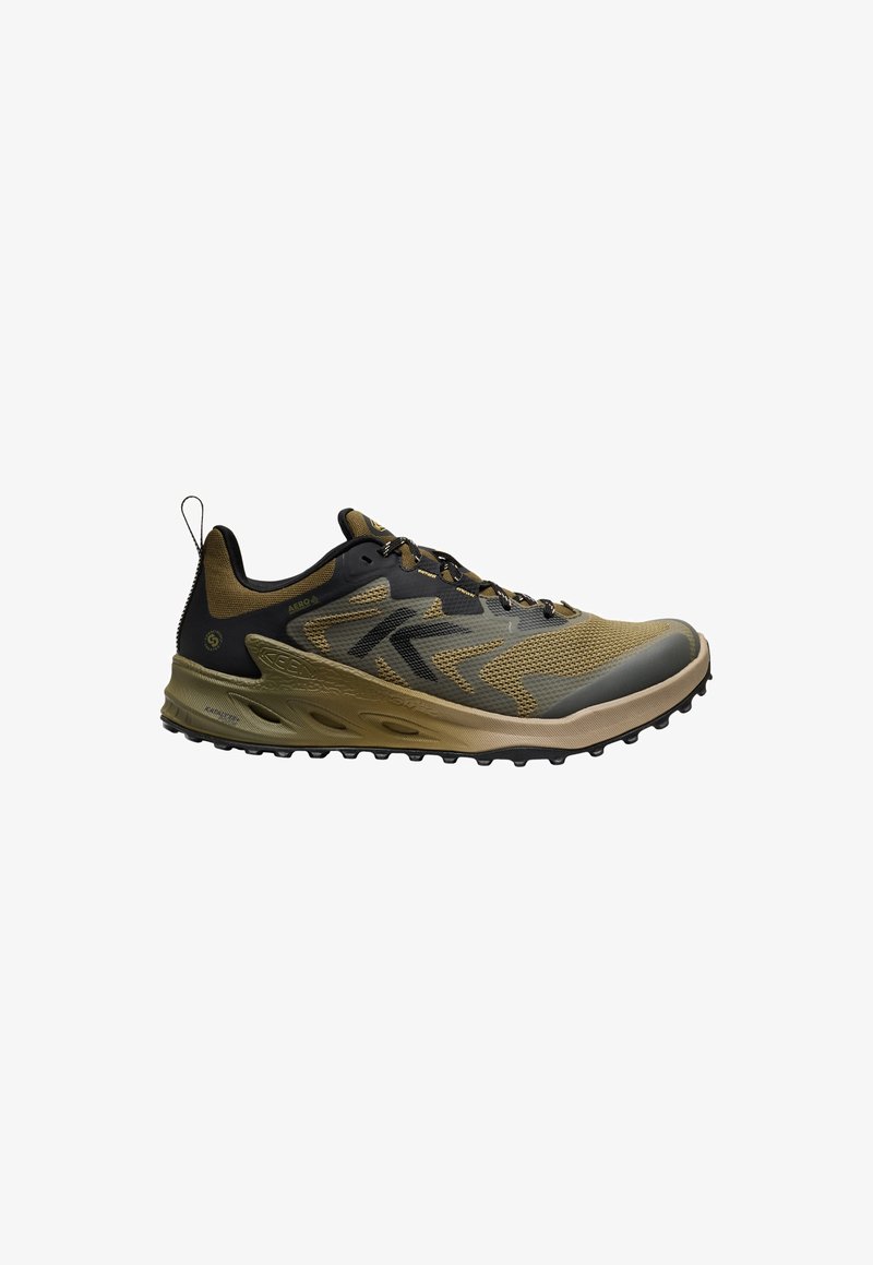Chaussure de trail pour homme de couleur vert olive et noir avec dessus en mesh, semelle rembourrée et semelle extérieure robuste pour une utilisation tout-terrain.