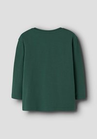 Donkergroene katoenen t-shirt met lange mouwen, ronde halslijn, relaxte pasvorm, gladde textuur, eenvoudige stiksels en geen patronen.