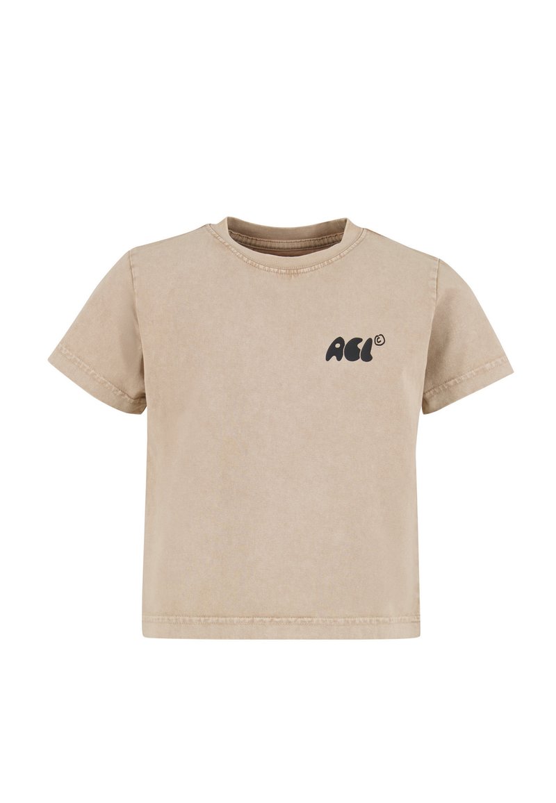 Beżowy bawełniany t-shirt z okrągłym dekoltem, krótkimi rękawami i małym czarnym logo nadrukowanym z przodu. Tekstura wydaje się miękka i gładka.