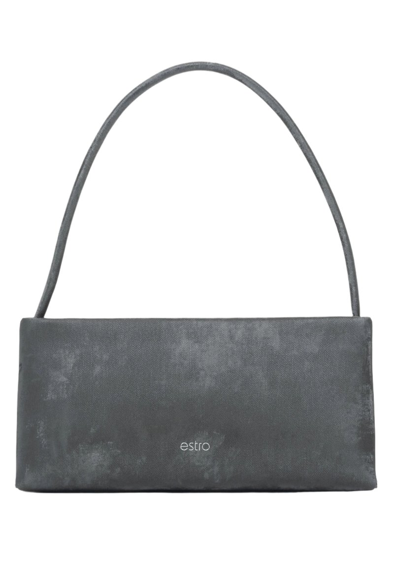 Grijze rechthoekige handtas met een gladde, matte textuur en een enkele schouderband. Heeft een in het leer geperst logo aan de voorkant.