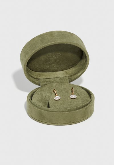 Χρυσά σκουλαρίκια κρίκοι με ωοειδείς, υφαντές κρεμαστές λεπτομέρειες, στεγασμένα σε μια στρογγυλή, ελαιόχρωμη, βελούδινη θήκη κοσμημάτων με λείο καπάκι.