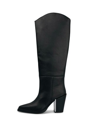 Bota alta de cuero negro con puntera puntiaguda y tacón bloque con un detalle plateado en la parte trasera.