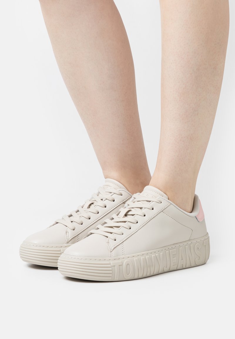 Tommy Jeans NEW CUPSOLE Baskets basses bleached stone/taupe