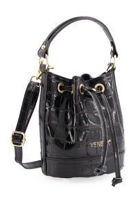 Schwarze Fake-Krokodil-Eimer-Tasche mit goldfarbenem Logo, Zugverschluss, verstellbarem Schulterriemen und strukturiertem Griff.