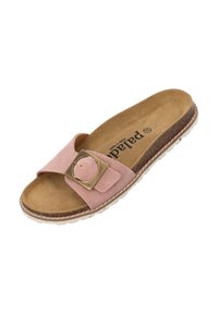 Roze ribbel slide sandaal met een gestructureerde band, een ronde metalen gesp en een gevoerde zool. Heeft een contrasterende lichte zool.