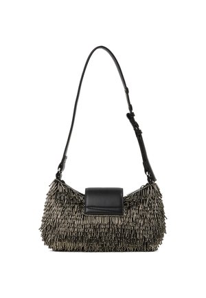 Čierna kabelka s strapcami a metalickou textúrou, obdĺžniková hlavná priehradka a ploché zapínanie z čiernej kože. Nastaviteľný ramenný popruh.