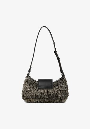 Černá kabelka s třásněmi a kovovým leskem, obdélníkovým hlavním oddílem a plochým černým koženým uzávěrem. Nastavitelný ramenní popruh.