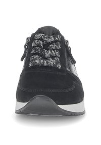 Zwarte sneaker van suede materiaal, met getextureerde veters in zwart en wit, zijritsen en een contrasterende witte tussenzool. Grof rubberen buitenzool.