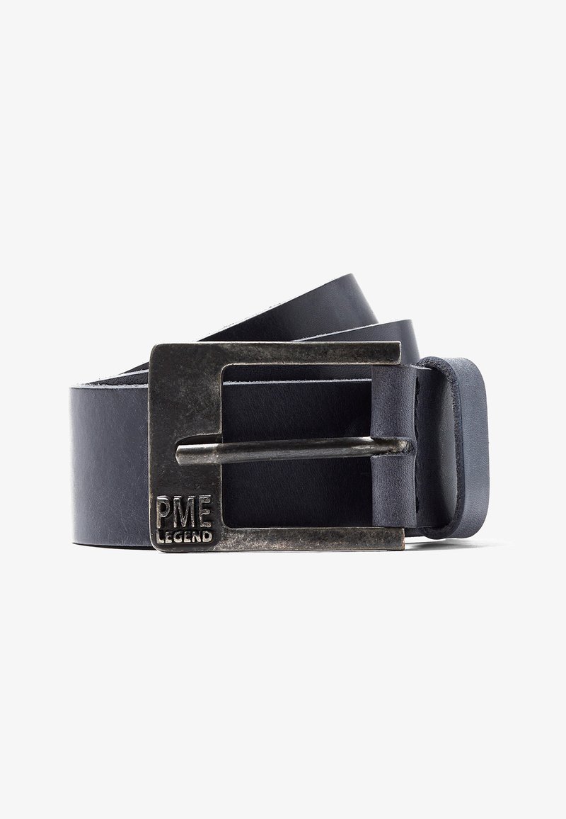 Ceinture en cuir noir avec une grande boucle en métal rectangulaire vieillie gravée "PME Legend" dans le coin inférieur gauche.