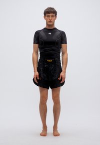 Μαύρο κοντομάνικο μπλουζάκι συμπίεσης με υφασμάτινο σχεδιασμό, σετ με μαύρο σορτς που διαθέτει ελαστική μέση και λεπτομέρειες με λογότυπο.