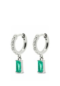Huggie øreringe med sølvfinish, der har en række små krystaller og smaragdskårede grønne sten hængende fra hver hoop.